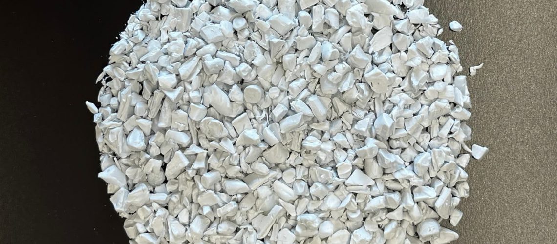 plásticos pelletizados y molidos